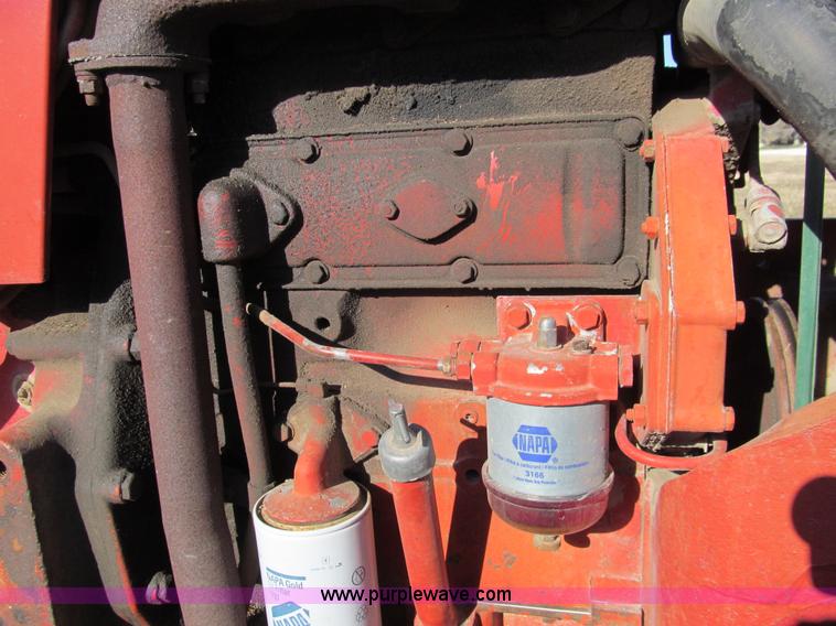 image for item G9717 1976 International Harvester 464 tractor