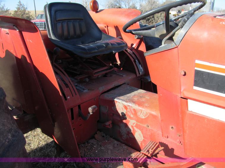 image for item G9717 1976 International Harvester 464 tractor