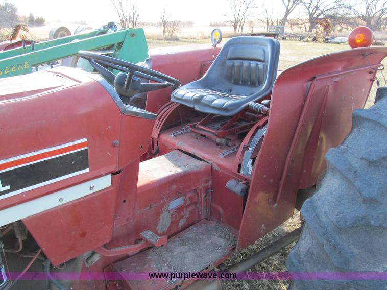 image for item G9717 1976 International Harvester 464 tractor