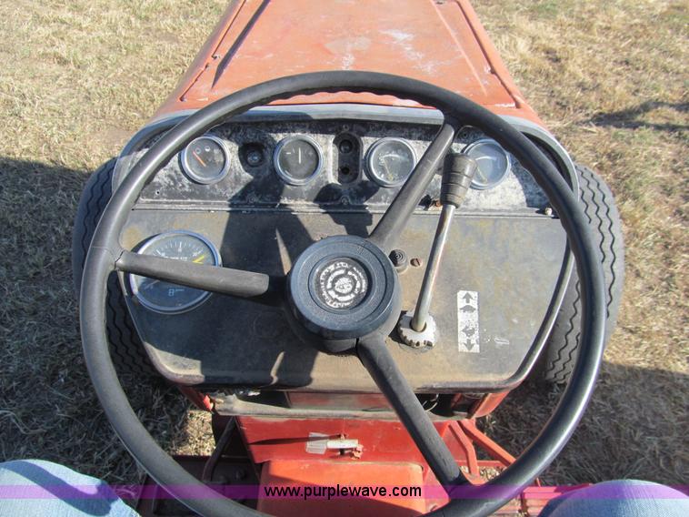 image for item G9717 1976 International Harvester 464 tractor