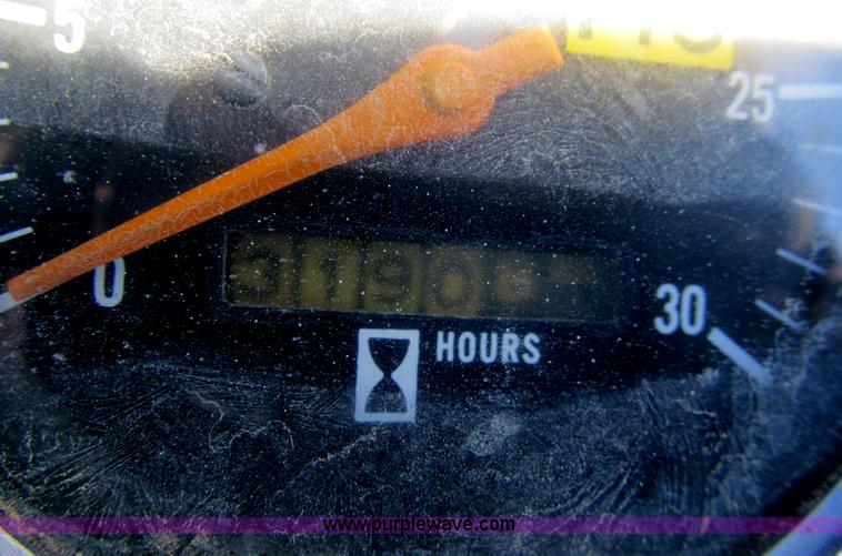 image for item G9717 1976 International Harvester 464 tractor