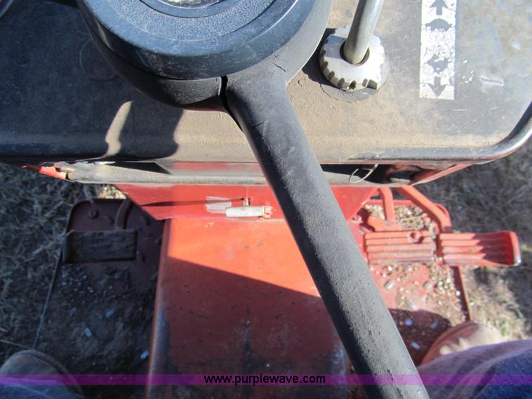 image for item G9717 1976 International Harvester 464 tractor