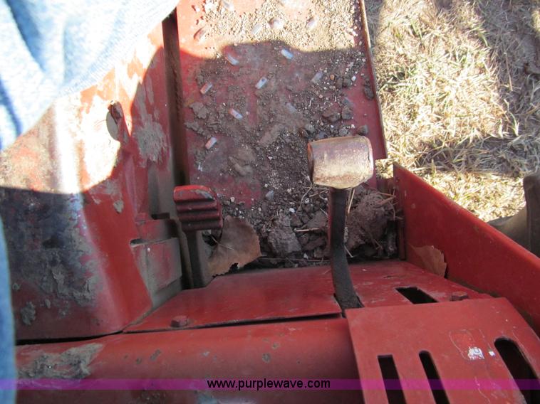 image for item G9717 1976 International Harvester 464 tractor