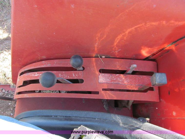 image for item G9717 1976 International Harvester 464 tractor