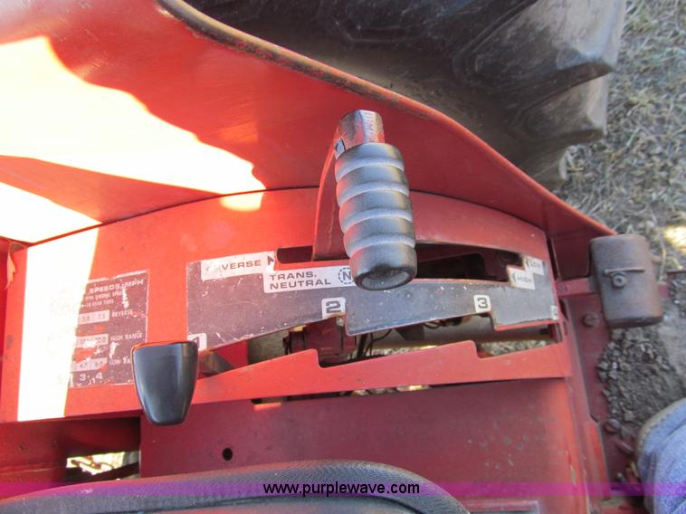 image for item G9717 1976 International Harvester 464 tractor