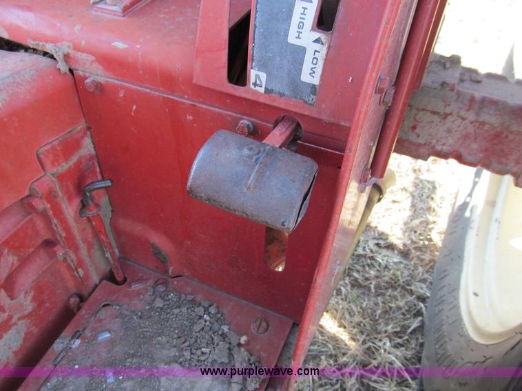 image for item G9717 1976 International Harvester 464 tractor