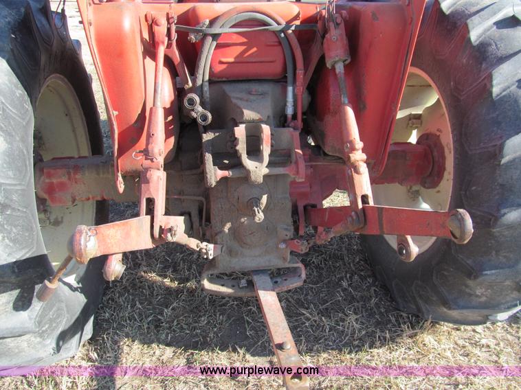 image for item G9717 1976 International Harvester 464 tractor