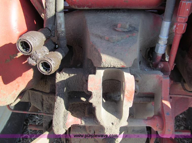 image for item G9717 1976 International Harvester 464 tractor