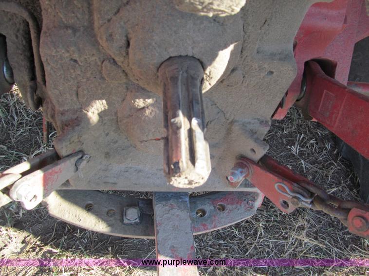 image for item G9717 1976 International Harvester 464 tractor