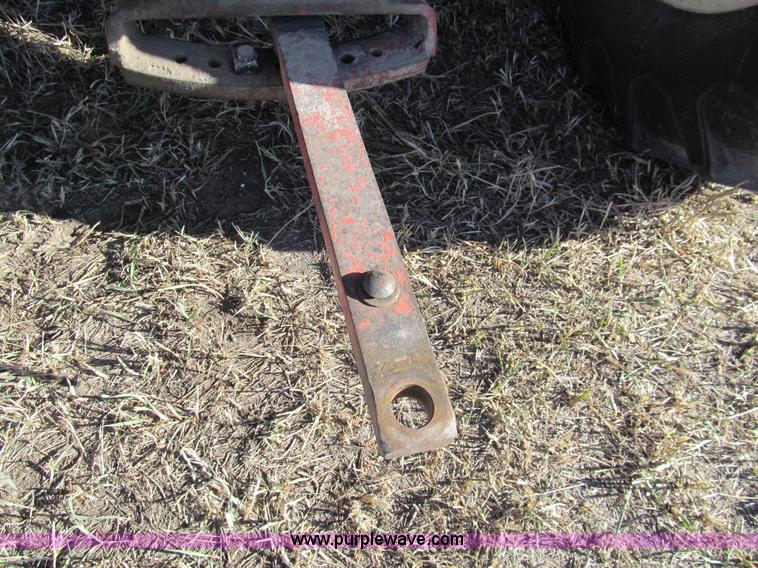 image for item G9717 1976 International Harvester 464 tractor