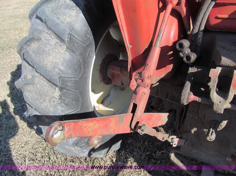 image for item G9717 1976 International Harvester 464 tractor