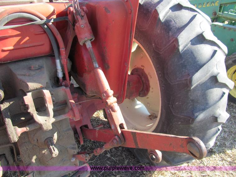 image for item G9717 1976 International Harvester 464 tractor