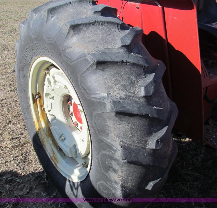 image for item G9717 1976 International Harvester 464 tractor