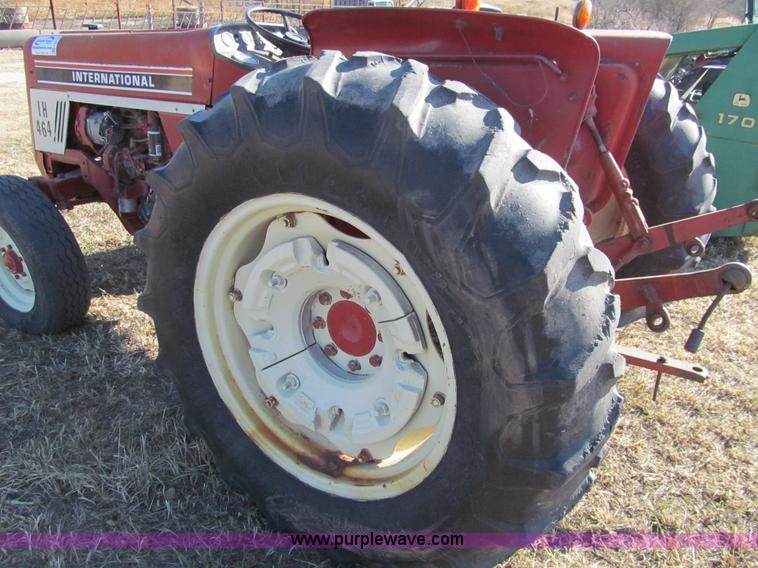 image for item G9717 1976 International Harvester 464 tractor