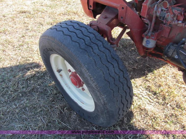 image for item G9717 1976 International Harvester 464 tractor