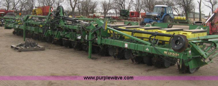 image for item H4296 2001 John Deere 1720 Integral Stack-Fold planter