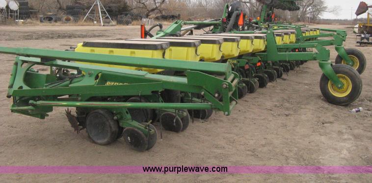image for item H4296 2001 John Deere 1720 Integral Stack-Fold planter
