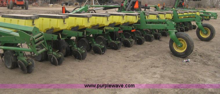 image for item H4296 2001 John Deere 1720 Integral Stack-Fold planter