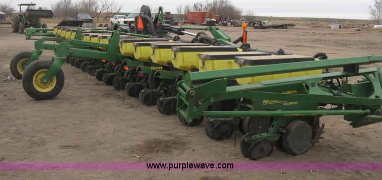 image for item H4296 2001 John Deere 1720 Integral Stack-Fold planter