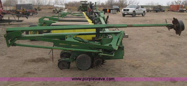 image for item H4296 2001 John Deere 1720 Integral Stack-Fold planter