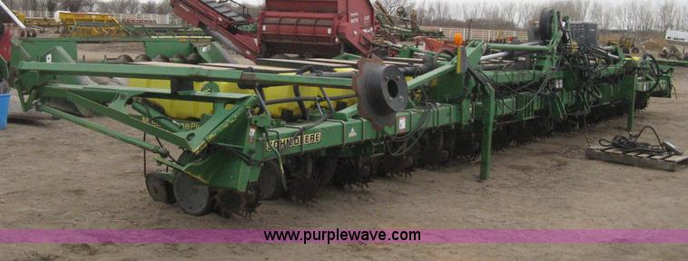 image for item H4296 2001 John Deere 1720 Integral Stack-Fold planter