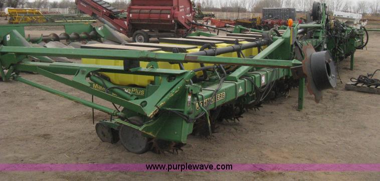 image for item H4296 2001 John Deere 1720 Integral Stack-Fold planter