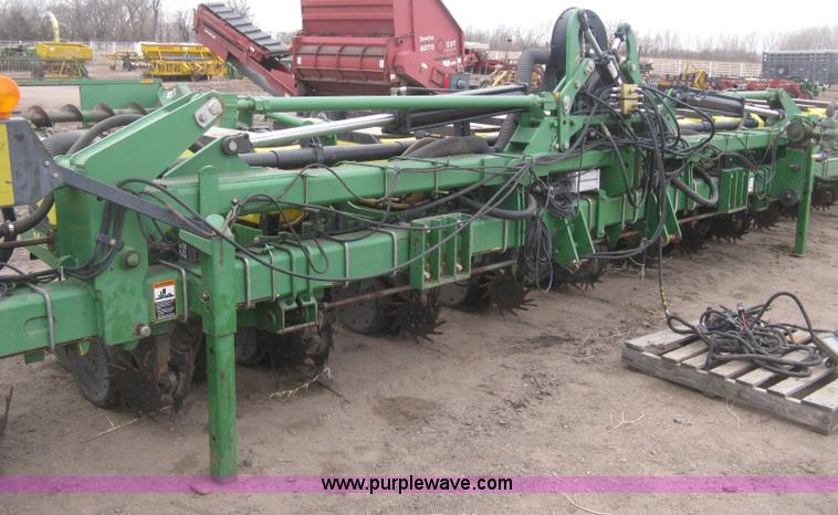 image for item H4296 2001 John Deere 1720 Integral Stack-Fold planter