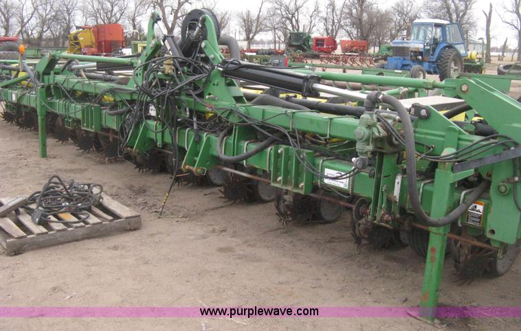 image for item H4296 2001 John Deere 1720 Integral Stack-Fold planter