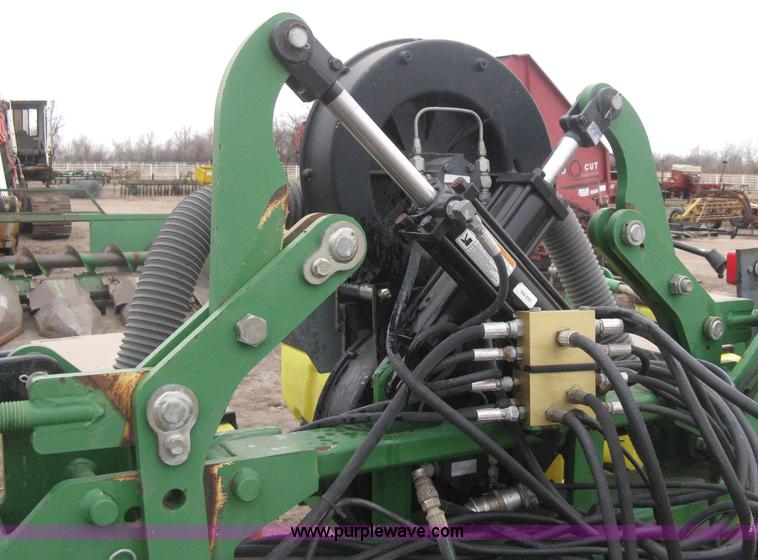 image for item H4296 2001 John Deere 1720 Integral Stack-Fold planter