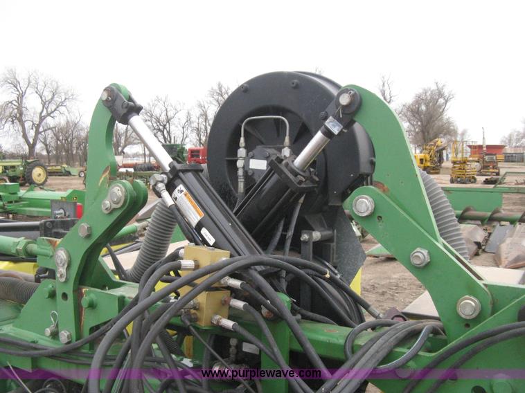 image for item H4296 2001 John Deere 1720 Integral Stack-Fold planter