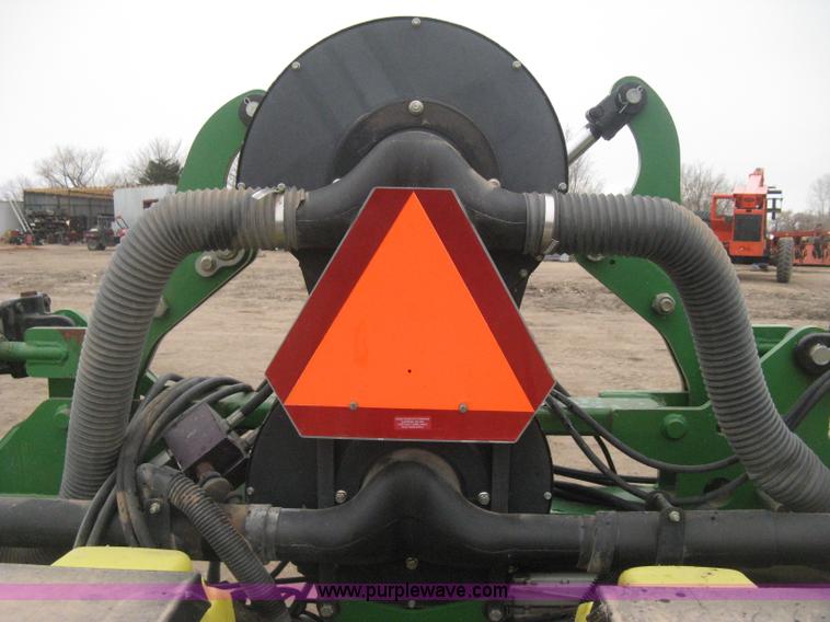 image for item H4296 2001 John Deere 1720 Integral Stack-Fold planter