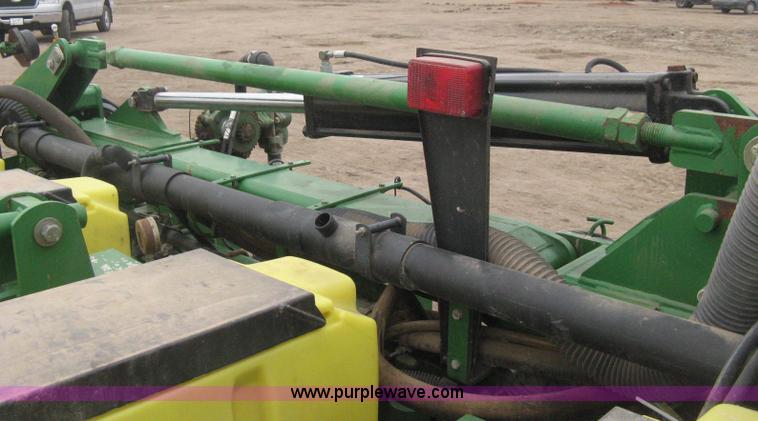 image for item H4296 2001 John Deere 1720 Integral Stack-Fold planter