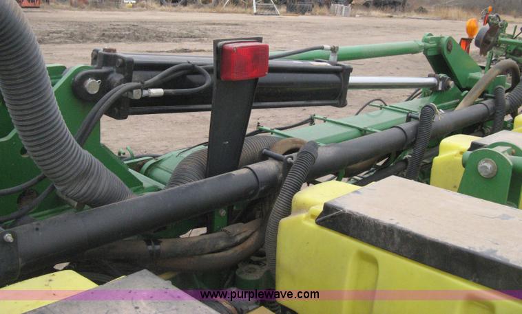 image for item H4296 2001 John Deere 1720 Integral Stack-Fold planter