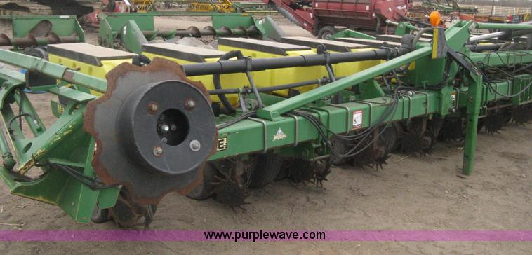 image for item H4296 2001 John Deere 1720 Integral Stack-Fold planter