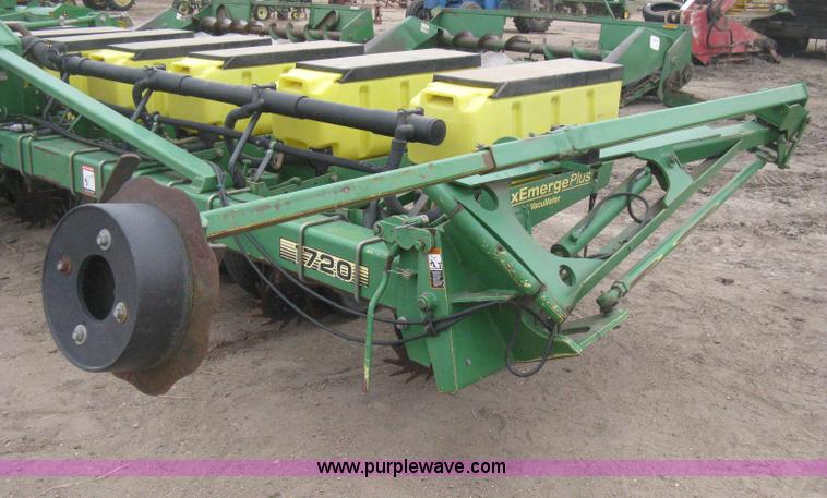 image for item H4296 2001 John Deere 1720 Integral Stack-Fold planter