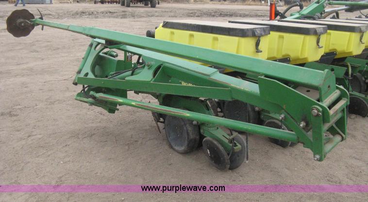 image for item H4296 2001 John Deere 1720 Integral Stack-Fold planter