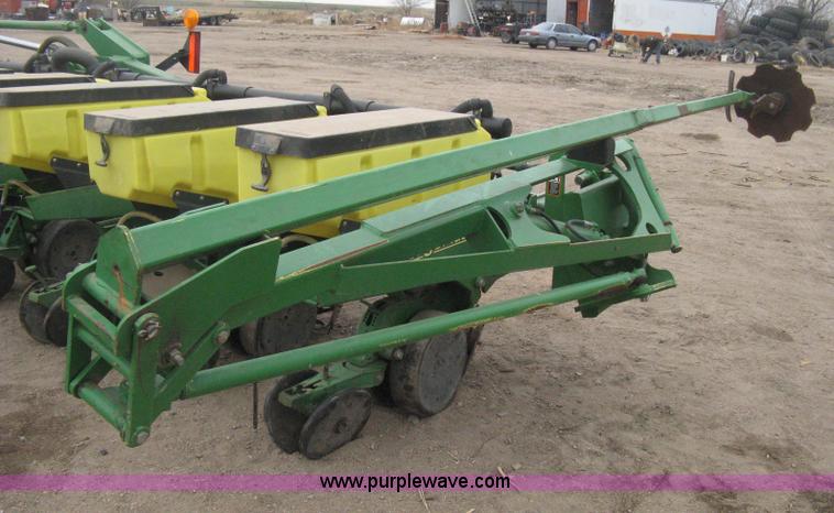 image for item H4296 2001 John Deere 1720 Integral Stack-Fold planter