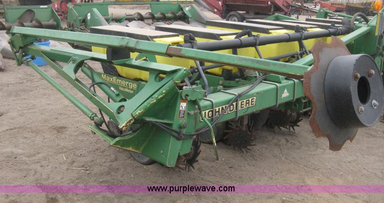 image for item H4296 2001 John Deere 1720 Integral Stack-Fold planter