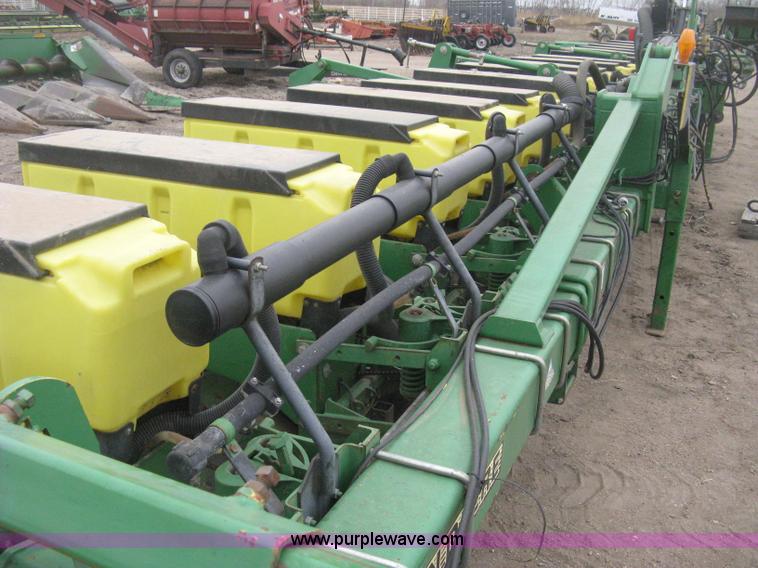 image for item H4296 2001 John Deere 1720 Integral Stack-Fold planter
