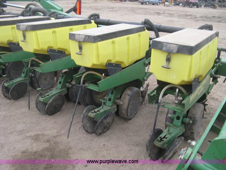 image for item H4296 2001 John Deere 1720 Integral Stack-Fold planter