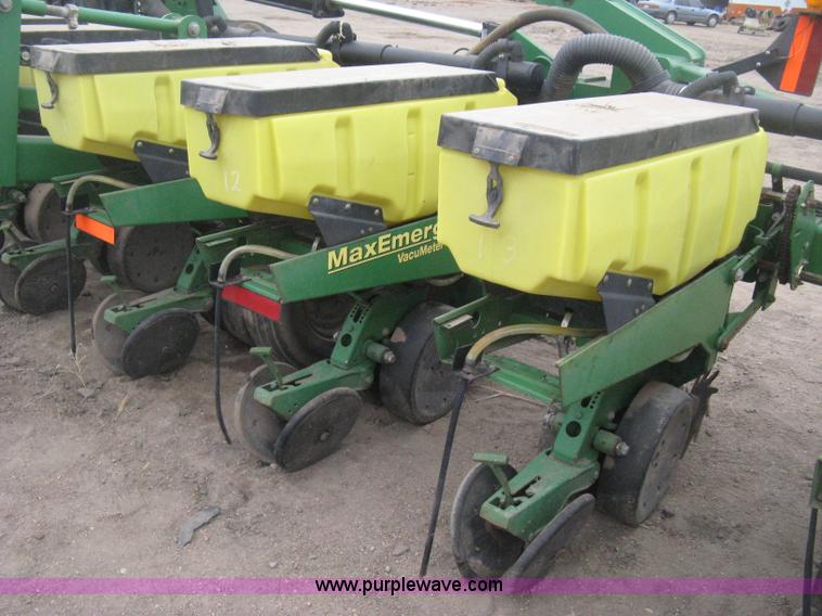image for item H4296 2001 John Deere 1720 Integral Stack-Fold planter