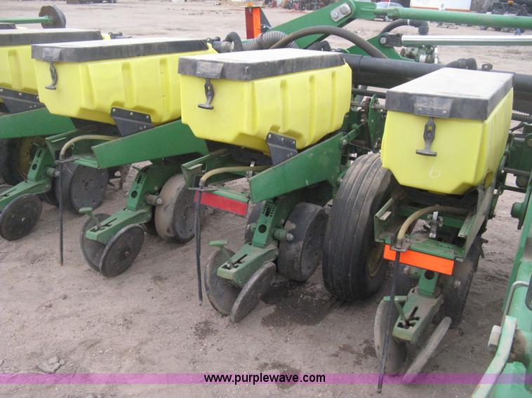 image for item H4296 2001 John Deere 1720 Integral Stack-Fold planter