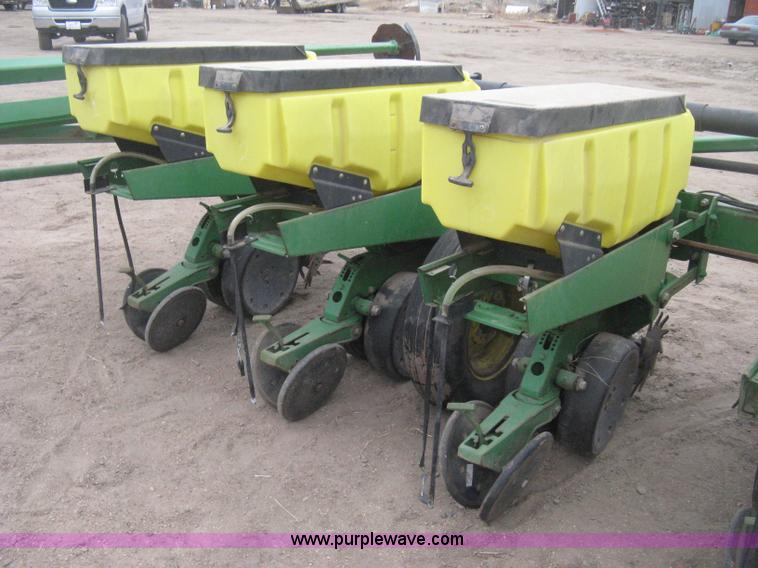 image for item H4296 2001 John Deere 1720 Integral Stack-Fold planter