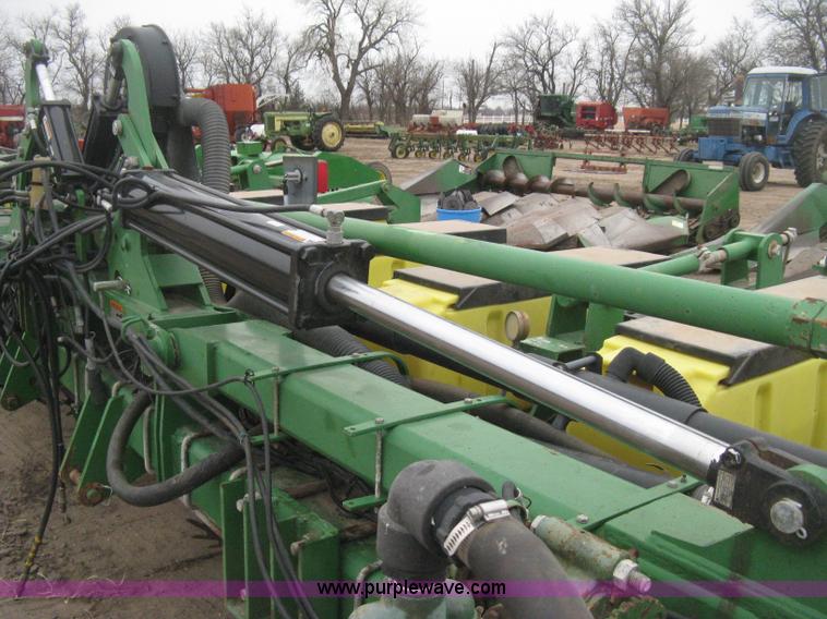 image for item H4296 2001 John Deere 1720 Integral Stack-Fold planter