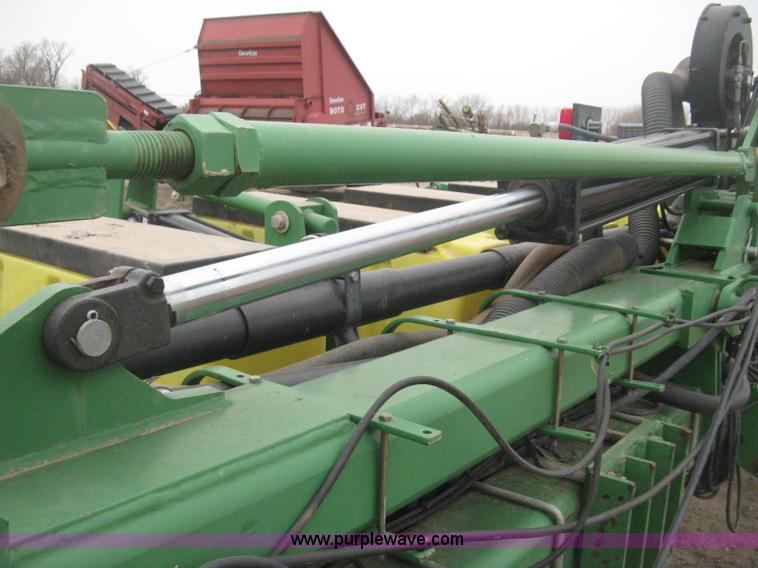 image for item H4296 2001 John Deere 1720 Integral Stack-Fold planter