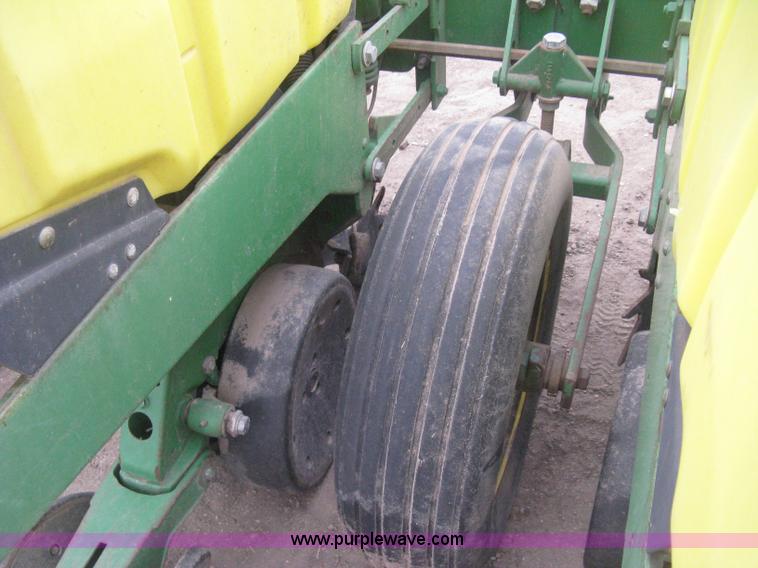 image for item H4296 2001 John Deere 1720 Integral Stack-Fold planter
