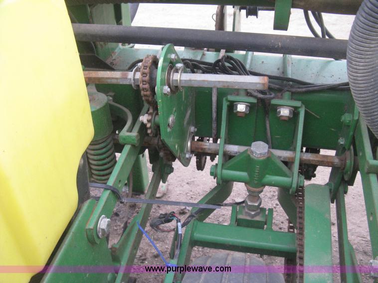 image for item H4296 2001 John Deere 1720 Integral Stack-Fold planter