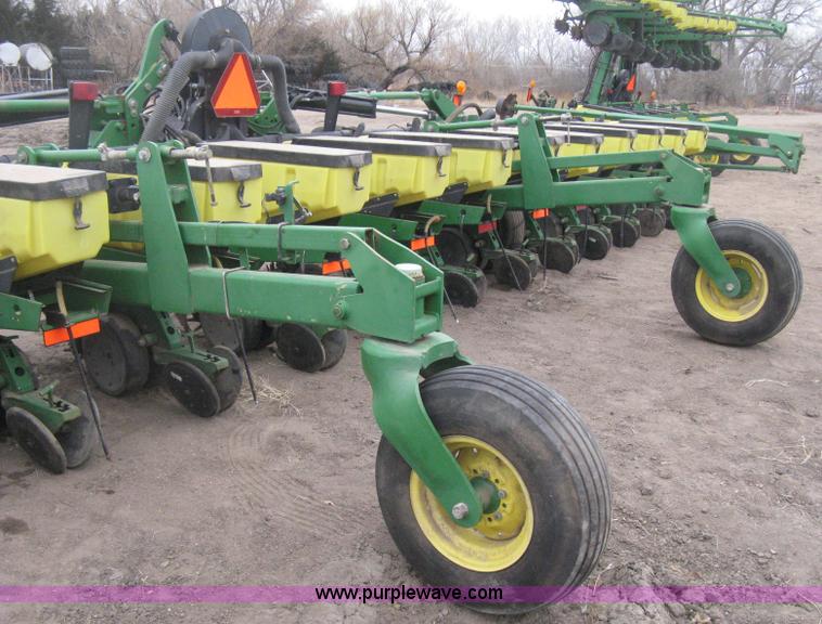 image for item H4296 2001 John Deere 1720 Integral Stack-Fold planter