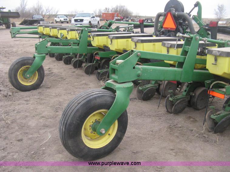 image for item H4296 2001 John Deere 1720 Integral Stack-Fold planter