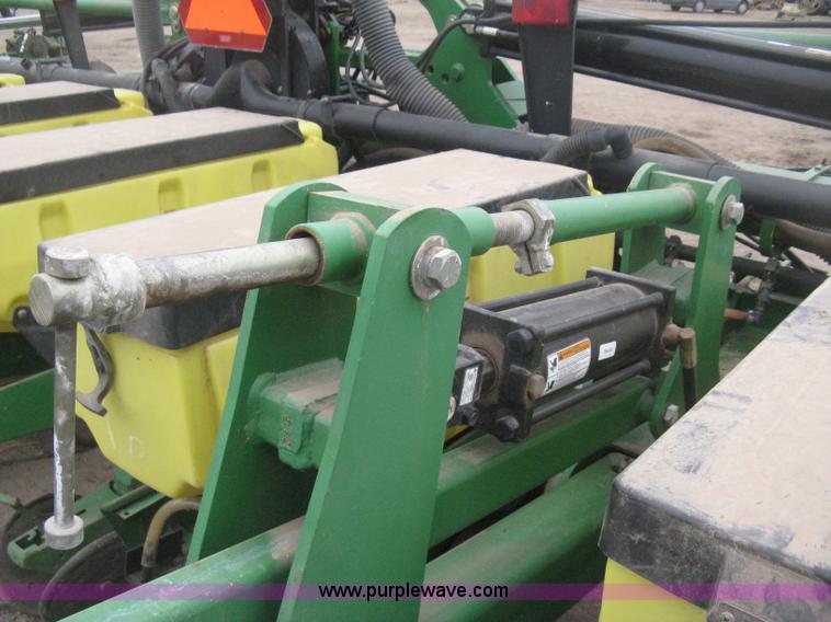 image for item H4296 2001 John Deere 1720 Integral Stack-Fold planter